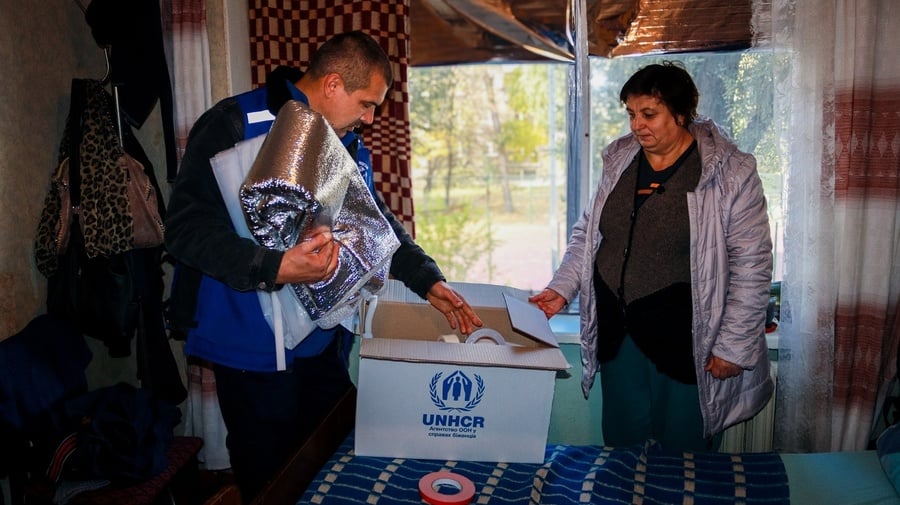 UNHCR partner Proliska distribute rapid thermal kits to the affected population