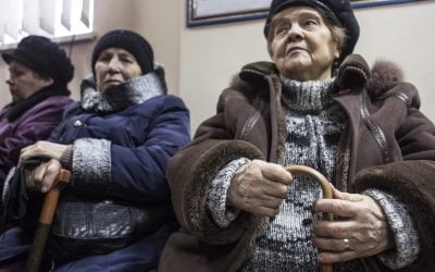 Пенсіонери намагаються вижити у пастці конфлікту на сході України