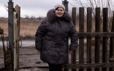 Одинока мати у забутій світом зоні конфлікту на сході України плекає надію про настання миру