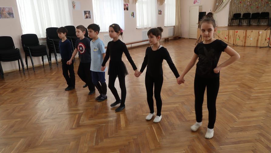 Children are learning traditional Crimean dances.
