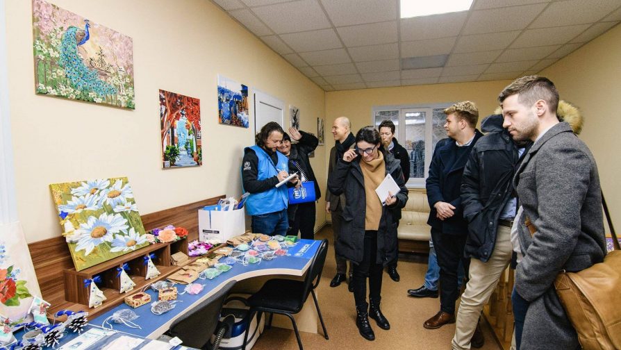 In Sviatohirsk, the delegation visited two collective centres together with UNHCR’s NGO partner Slavic Heart: “Sviati Hory” and “Troyanda”.