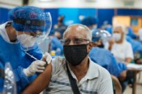 УВКБ ООН закликає держави усунути перепони для доступу до вакцин від COVID-19 для біженців
