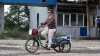 Велосипедисти-волонтери доставляють допомогу ізольованим громадам на сході України