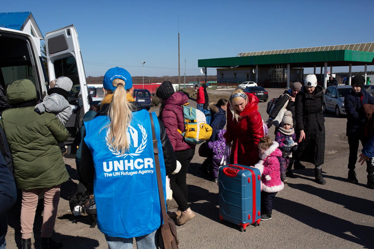 A woman speaks with UNHCR at the frontline village of Luhanske on 12 January 2017.
