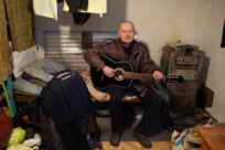 Талановитий музикант у Макарові знаходить розраду у співі серед лихоліття війни
