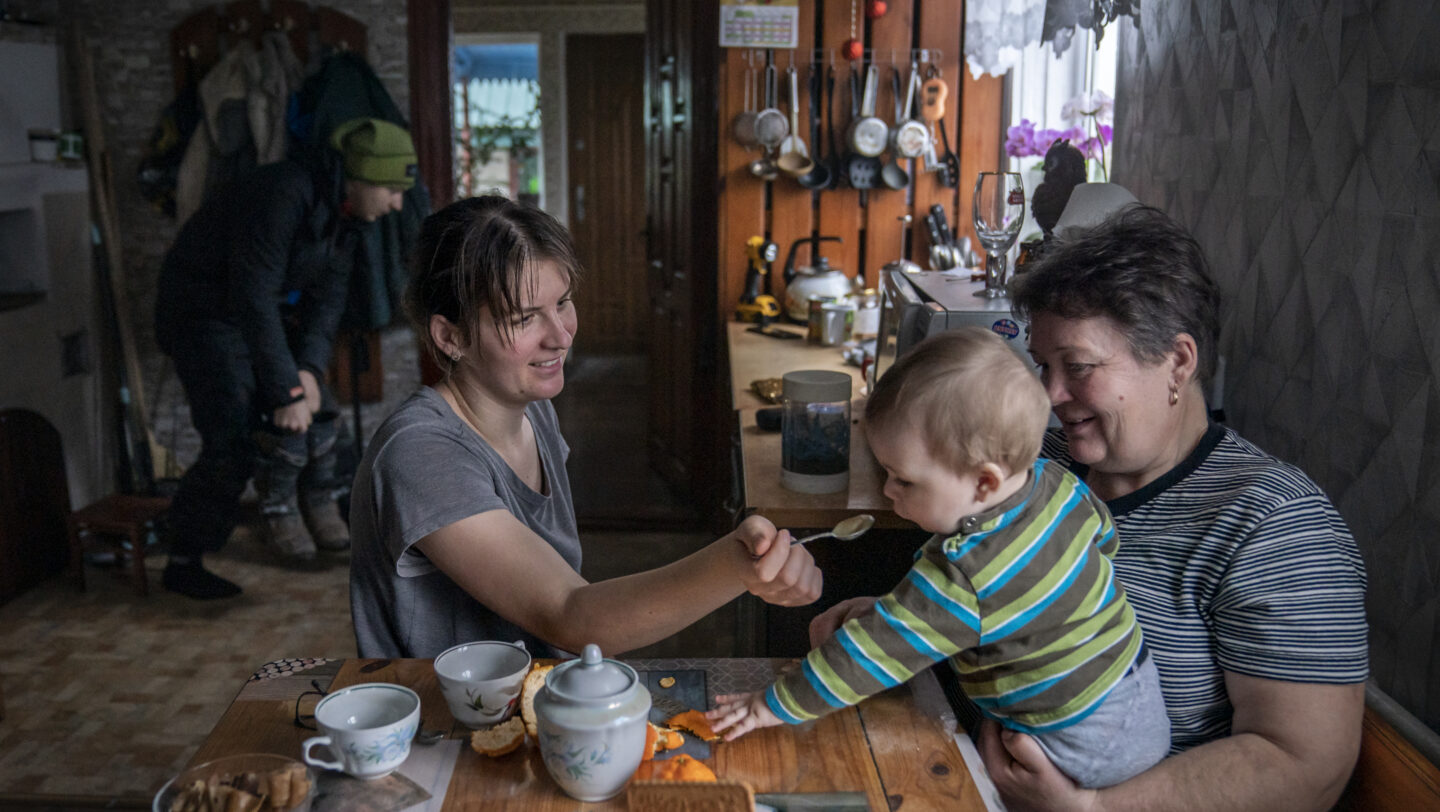 Ukraina.  UNHCR przywraca rodzinie nadzieję dzięki wsparciu w remoncie domu