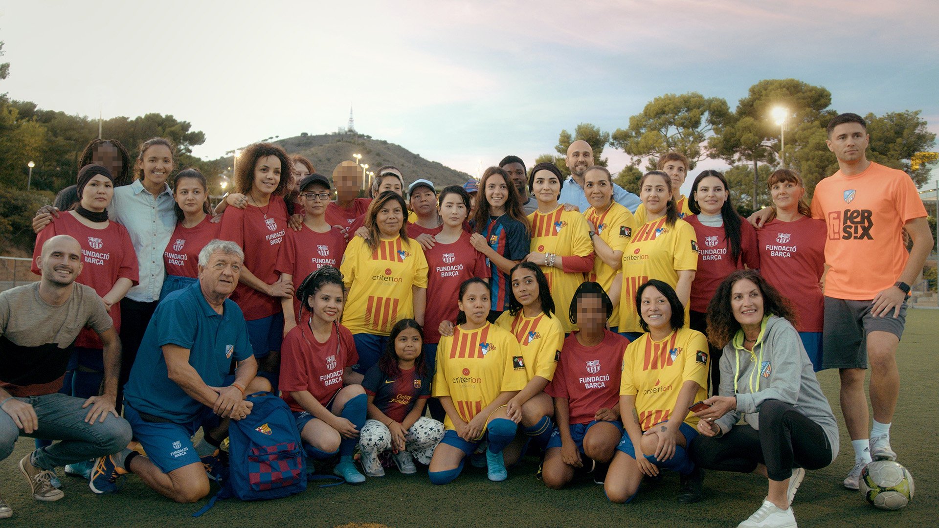 Aitana Bonmatí surrounded by members of the A.E. Ramassà team.