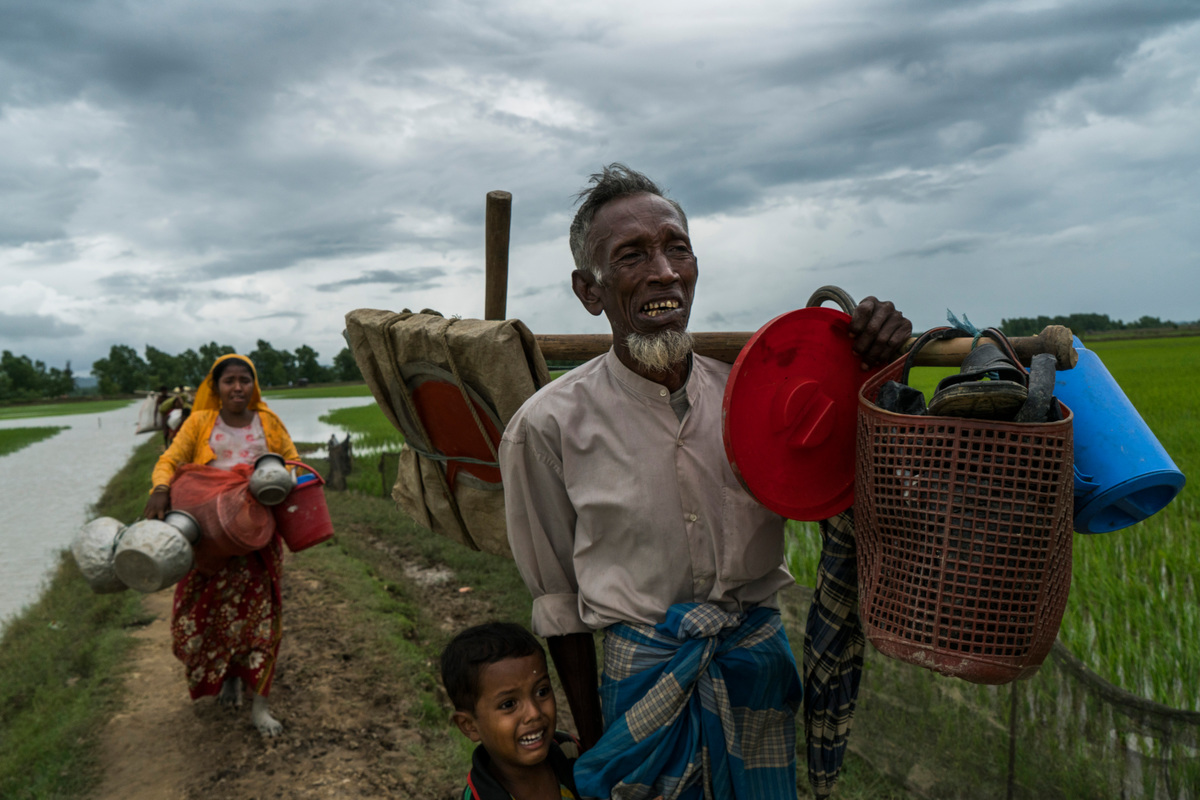Bangladesh. Rohingya refugees weep as they cross the border