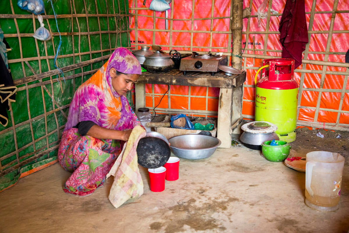 Bangladesh. Rohingya Receive Gas Stoves