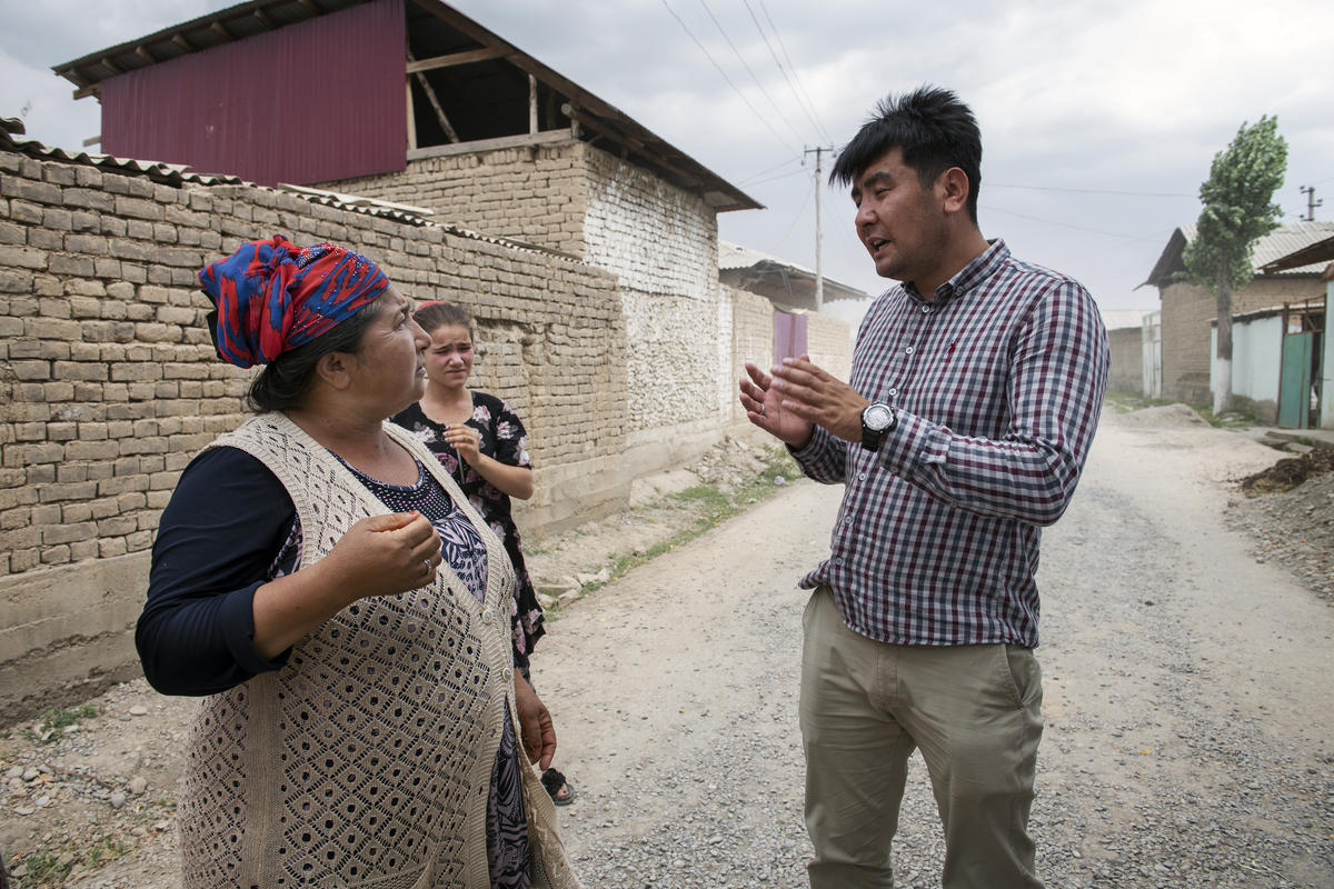 Ashurov offers legal advice to a member of Kyrgyzstan's nomadic Lyuli community.