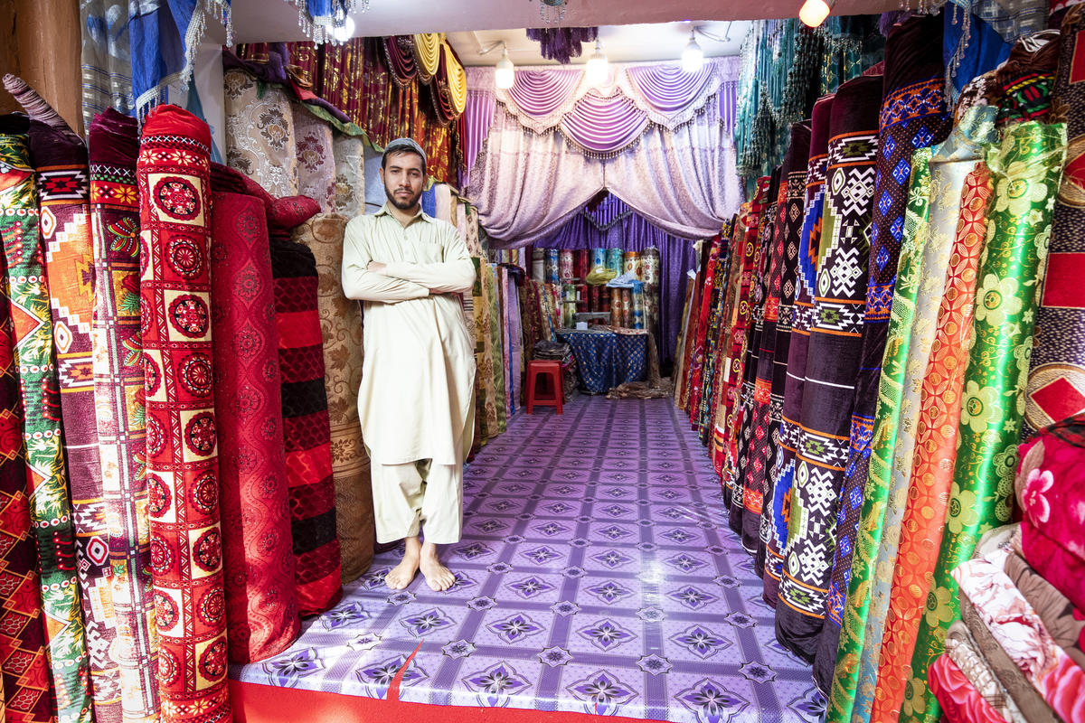 Pakistan. Afghan refugees benefit from law allowing them to open bank accounts