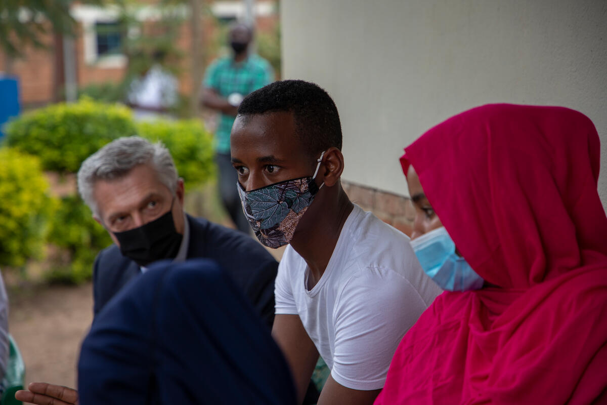 Rwanda. High Commissioner visits refugees in transit from Libya
