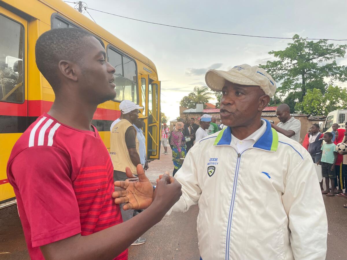El entrenador Djibril Mukandila (derecha) charla con Miguel Baptista, su asistente.
