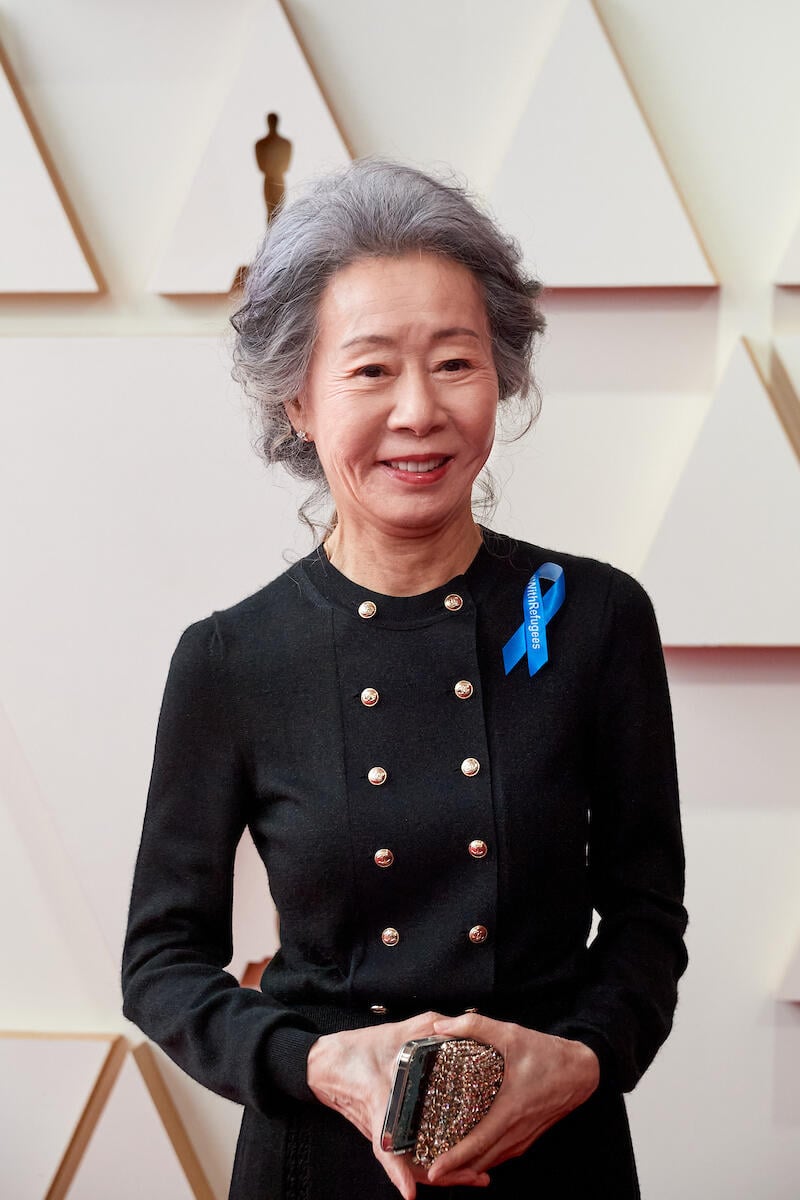 United States. Youn Yuh-jung arrives on the red carpet of the 94th Oscars wearing a blue ribbon in solidarity with refugees