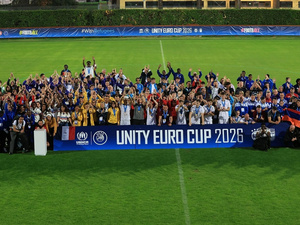 Les équipes célèbrent la clôture de la Unity EURO Cup 2026 à Coverciano, le centre technique national de la Fédération italienne de football, près de Florence.