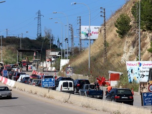 Lebanon. Long queue forms near southern checkpoint