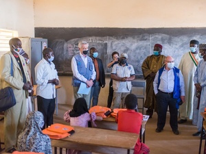 Niger. High Commissioner and head of IOM visit UNHCR projects in northern town