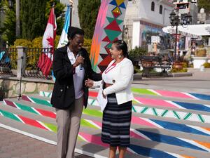La representante de ACNUR en Guatemala, Besem Obenson, y la representante de la Municipalidad Santa Apolonia durante el evento de lanzamiento de la iniciativa.