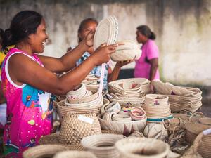 Un proyecto de ACNUR apoya a las poblaciones indígenas refugiadas en Brasil estructurando una cadena de valor para sus artesanías.