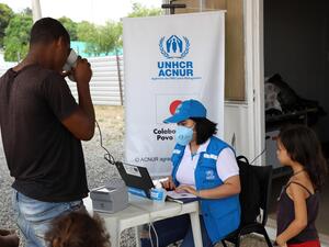 Familia venezolana durante una actividad de registro de ACNUR en el refugio Rondón 1 en Boa Vista, norte de Brasil.