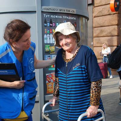 A UNHCR staff member speaks with an elderly woman in Ukraine 