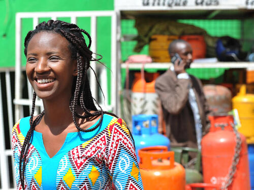 Rwanda. Burundian entrepreneur refugee cooking with gas