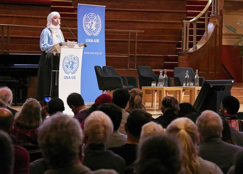 Maya G on stage wide shot UN80