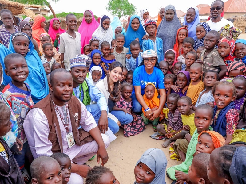 UNHCR high-profile supporters Aseel Omran and Judith Audu visited the Gubio IDP camp in Maiduguri, Borno State, Nigeria, in April 2022.