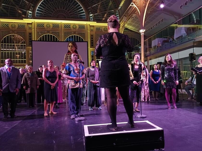 Little Amal arrived in the UK in October 2021. At an evening hosted by the Royal Opera House, London, she was helped to sleep by performers from The Royal Opera House Chorus, Phosphorus Theatre, Citizens of the World Choir and The Royal Ballet.