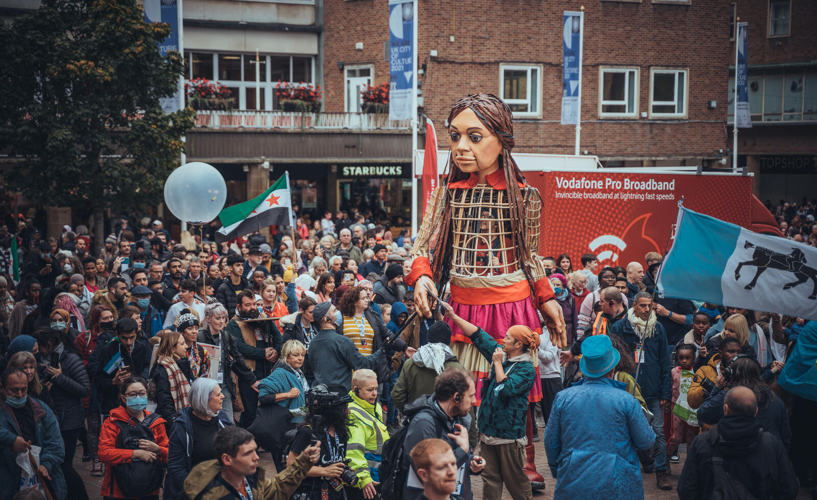 Over 2000 people came to welcome Little Amal to Coventry. In the afternoon, Amal attended the UK's first Children's Citizenship Ceremony and in the evening participated in an evening of performances.
