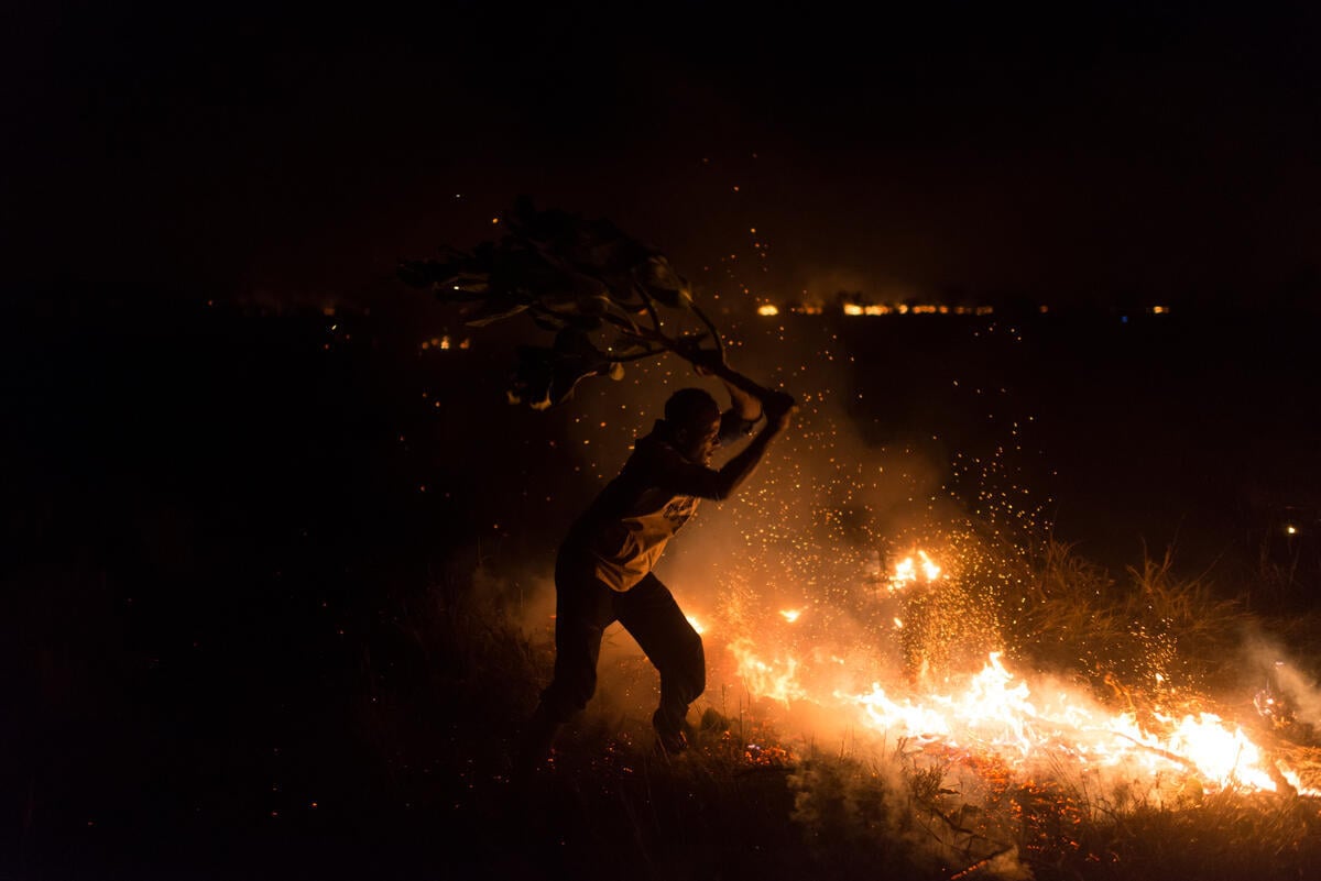 Mauritania. Refugee volunteers wage fight against bush fires near Malian camp