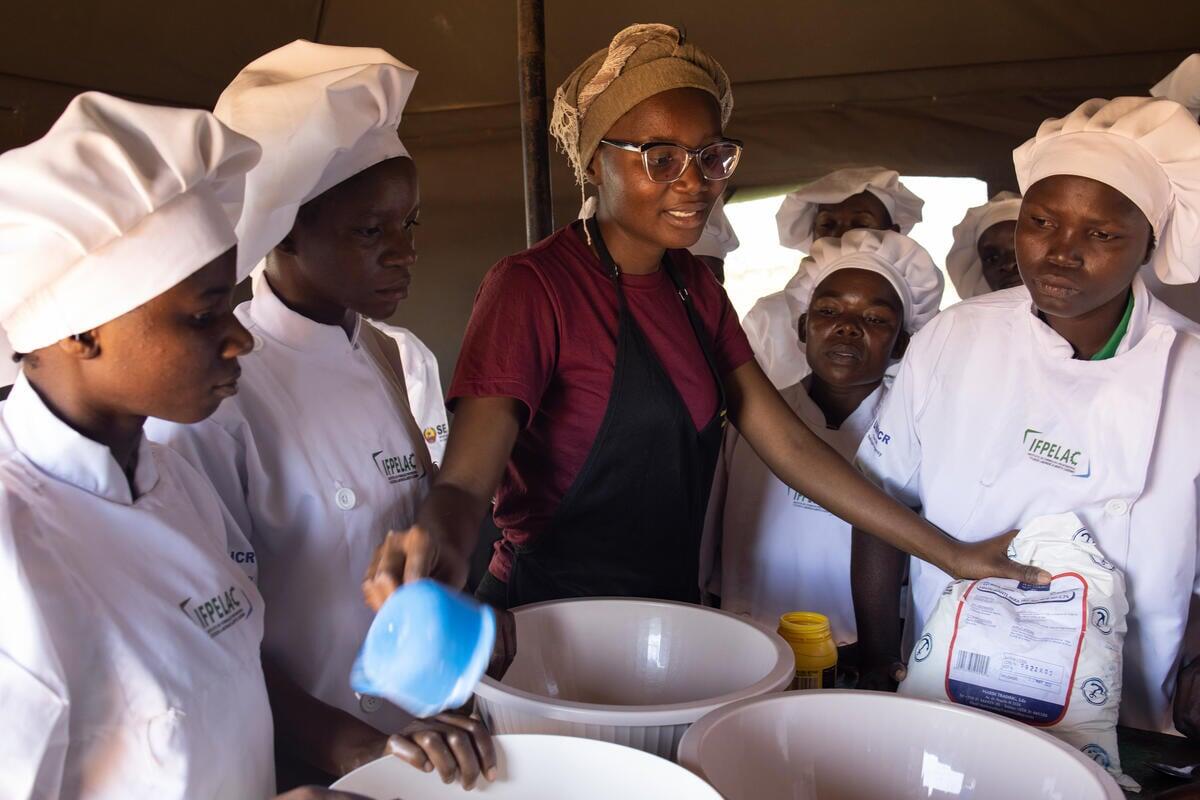 Helena Marcia Cesarito (de rojo), de 24 años, es instructora del IFPELAC, socio de ACNUR, e imparte clases de cocina a las personas desplazadas y de la comunidad local.
