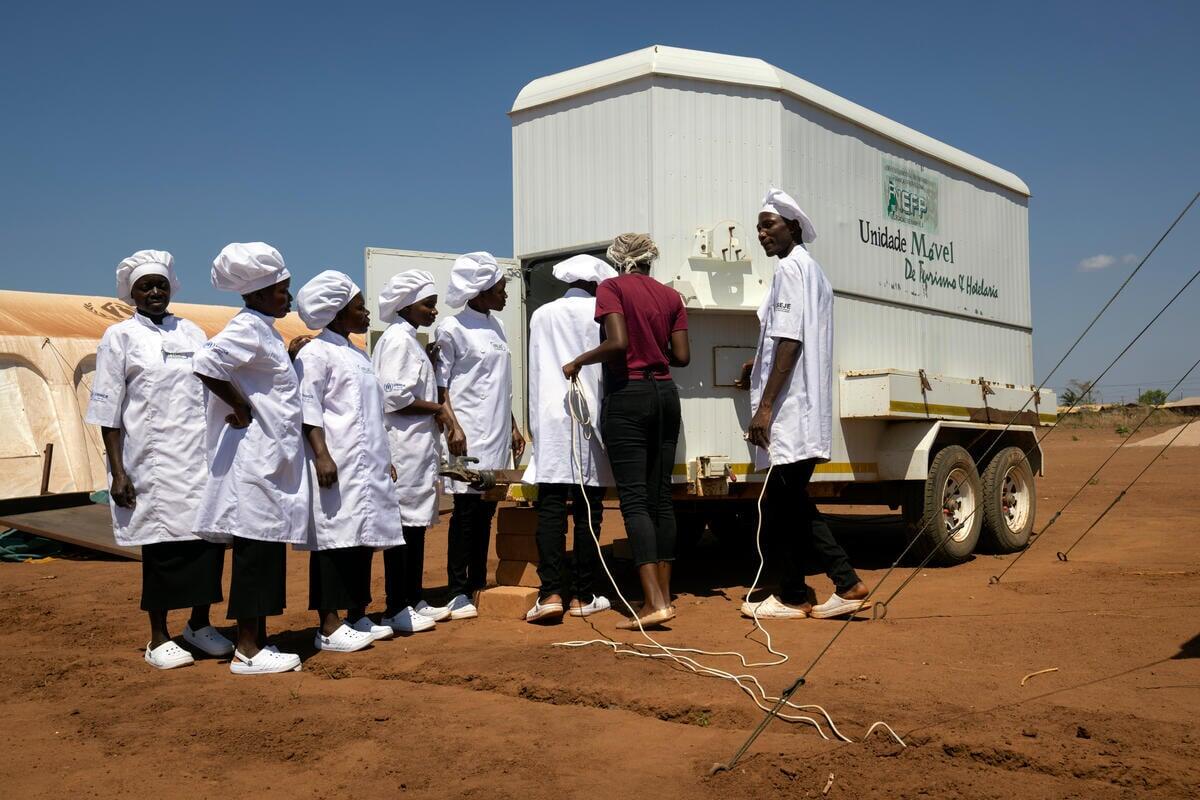En la clase se utilizan extensiones para conectar batidoras eléctricas y otros electrodomésticos a un camión conectado a la red eléctrica del asentamiento.