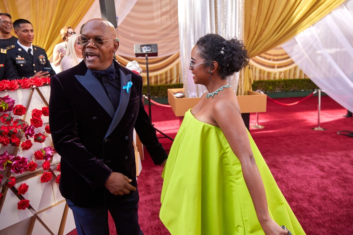 United States. Samuel L. Jackson and H.E.R. arrives on the red carpet of the 94th Oscars and wear blue ribbons in solidarity with refugees