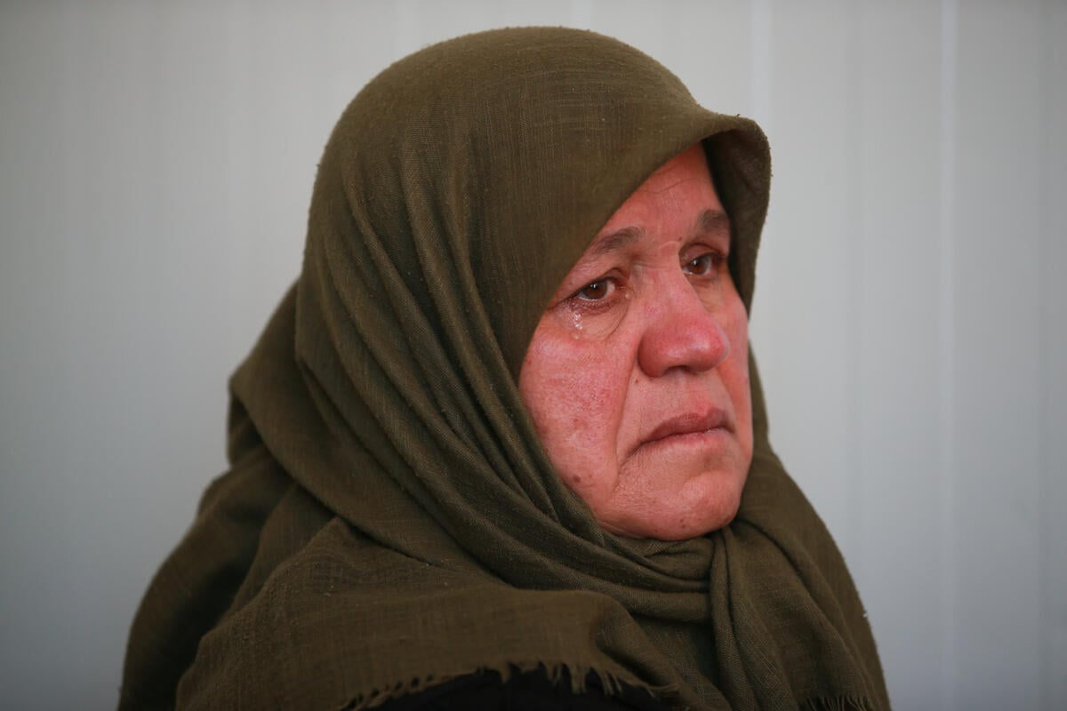 Türkiye. High Commissioner visits Turkish family sheltering in Hatay centre