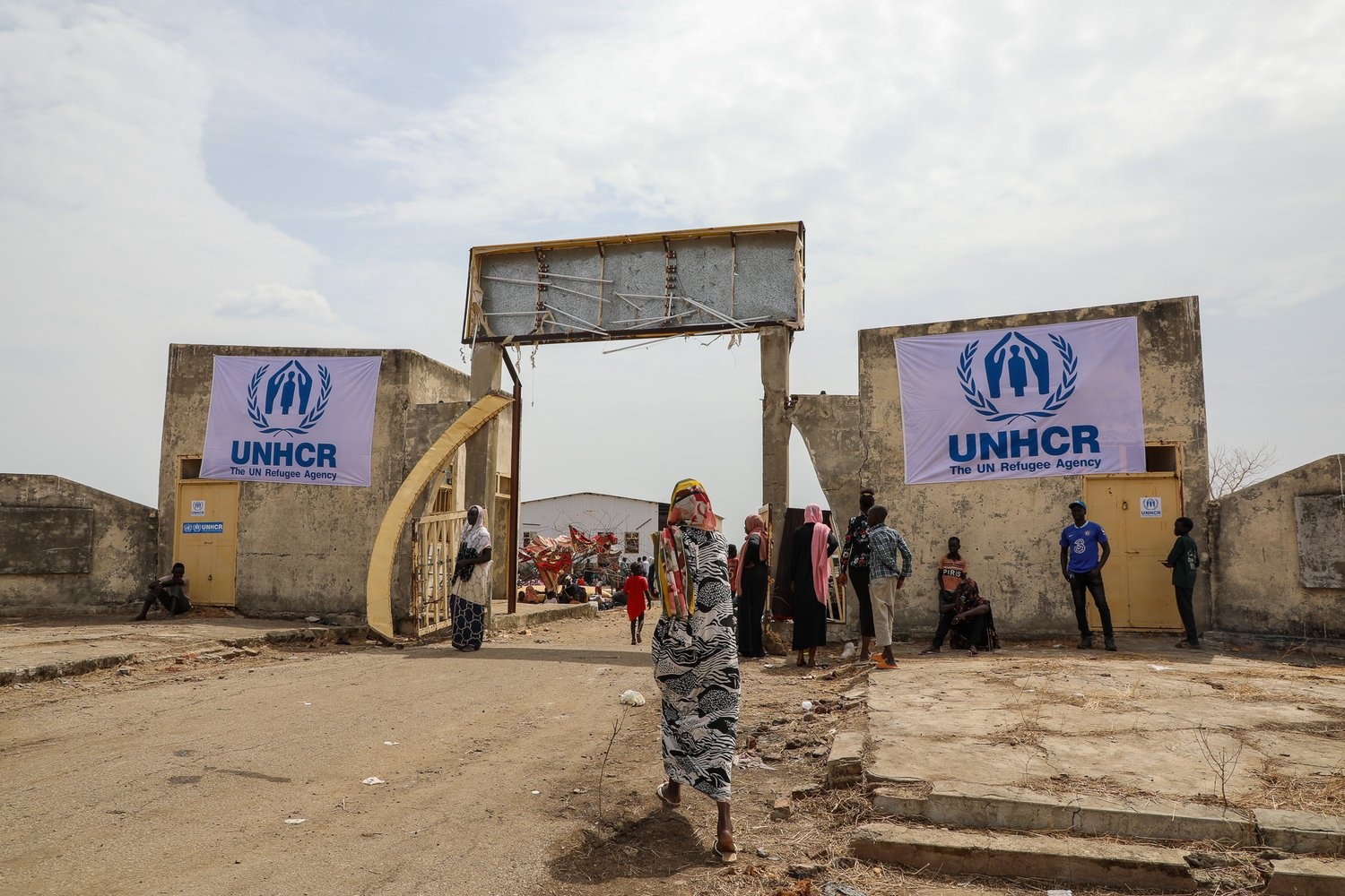 A woman approaches the gates of a UNHCR transit centre in Renk, South Sudan.