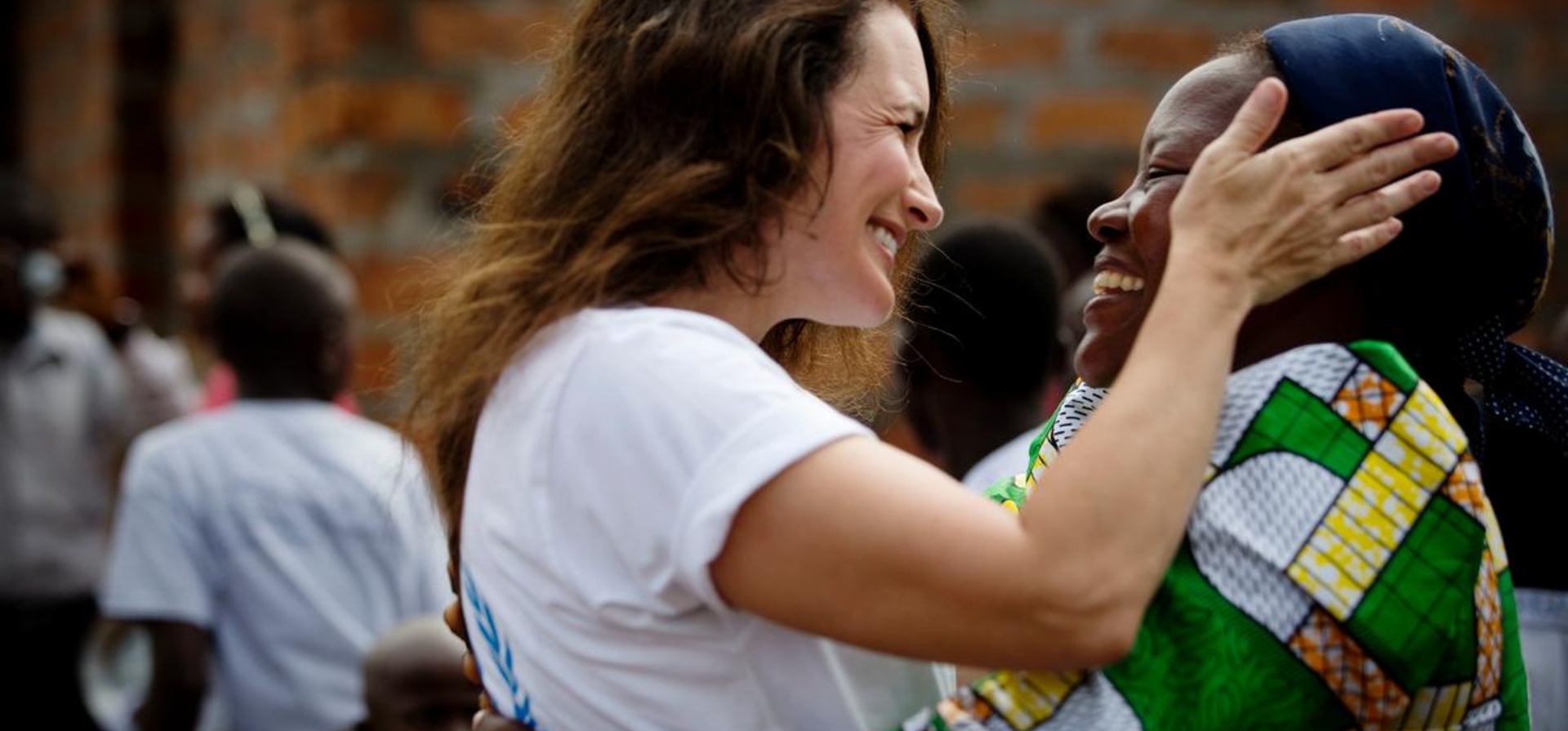 UNHCR Goodwill Ambassador Kristin Davis in the Democratic Republic of the Congo with Sister Angelique Namaika, a past Nansen Refugee Award winner. 