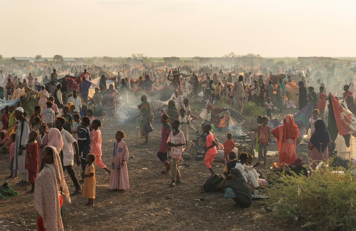 A large group of South Sudanese returnees and Sudanese refugees outside
