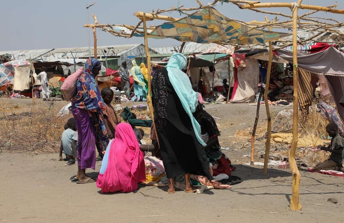 Refugee families set up their shelter.