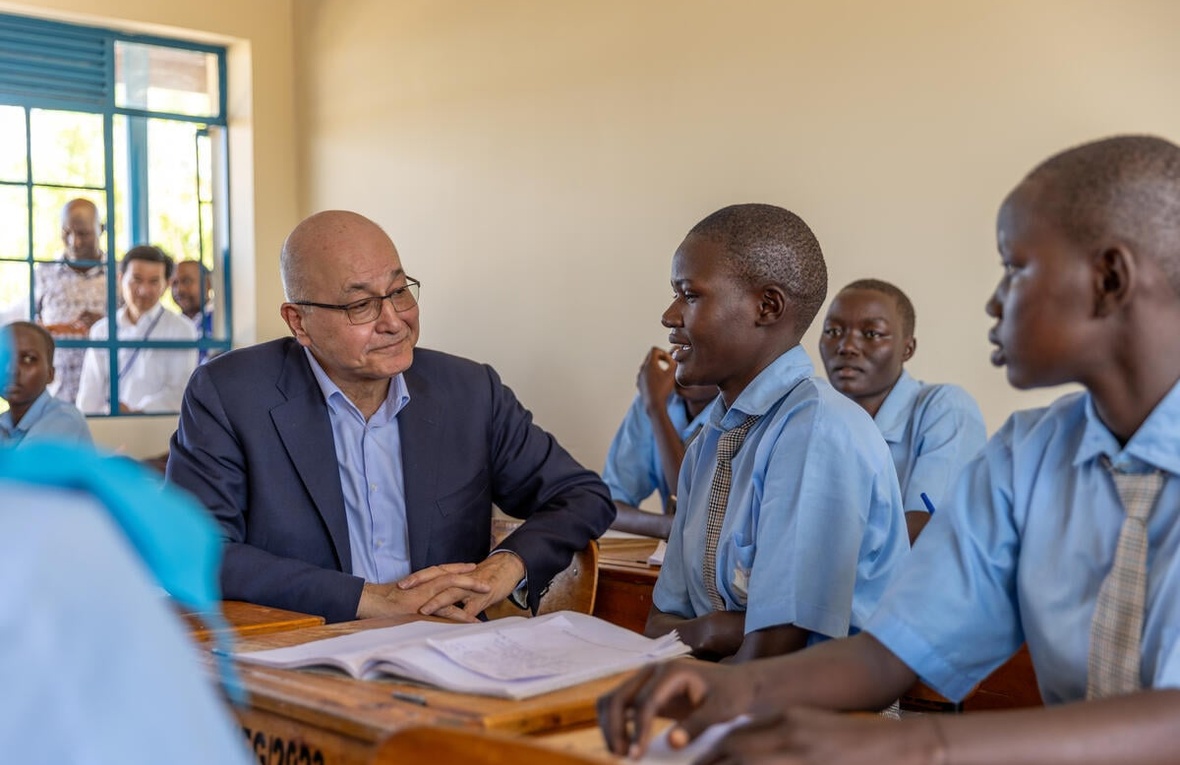 Barham Salih speaks to refugee students in a classroom