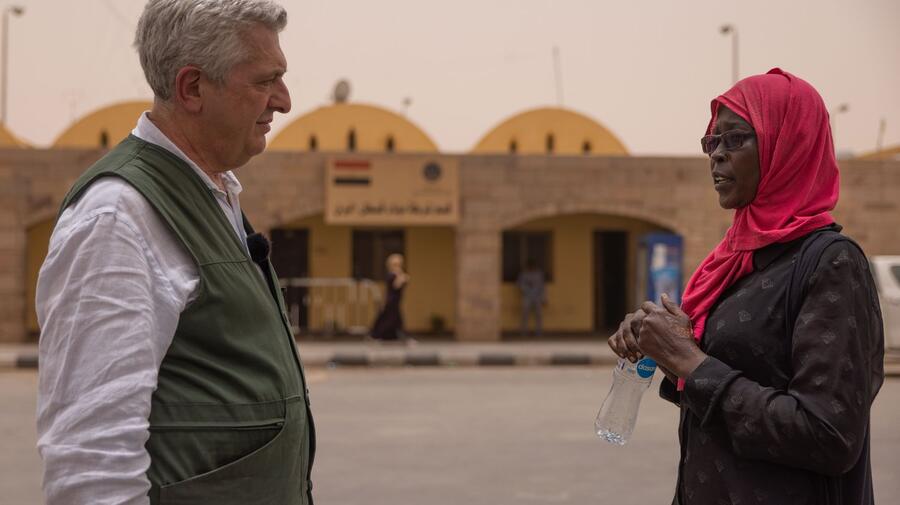 Filippo Grandi on UNHCR speaks to a refugee from Sudan in front of an Egyptian border control building.