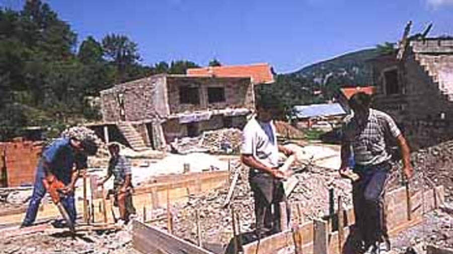 Bosnian returnees rebuilding their war-torn village.