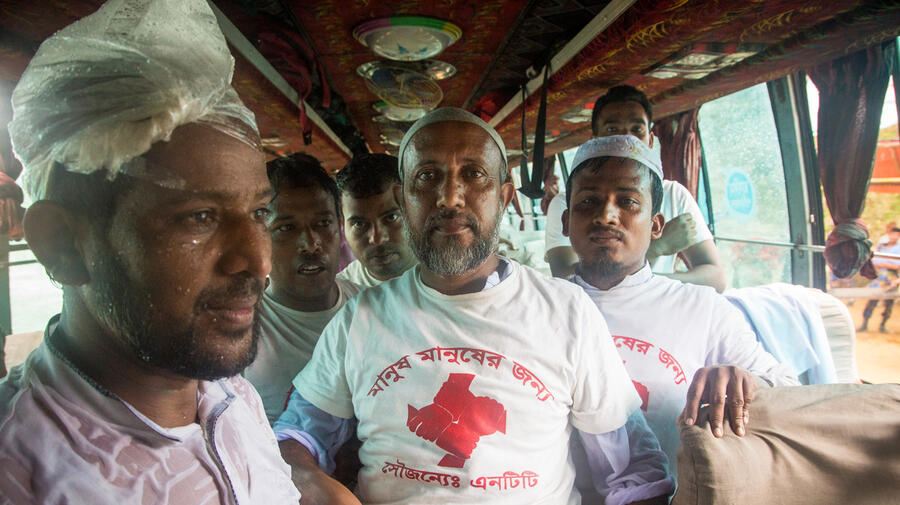 Bangladesh. Generous donors give aid to Rohingya