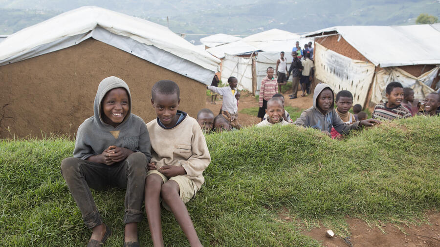 Rwanda. UNHCR Goodwill Ambassador Kristin Davis visits Congolese and Burundian refugee families