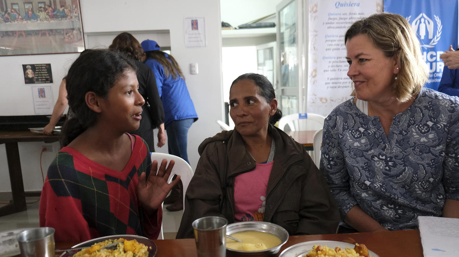 Ecuador. Deputy High Commissioner visits centre providing meals for refugees