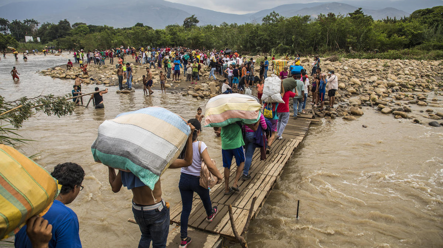 Colombia. Venezuelans risk life and limb to seek help