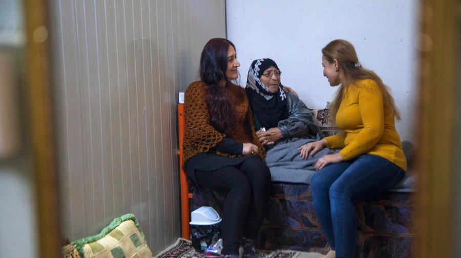Syrian refugee Falak Selo (right), a trained community worker with UNHCR's mental health and psychosocial support unit, provides counselling at a refugee shelter in Akre, northern Iraq