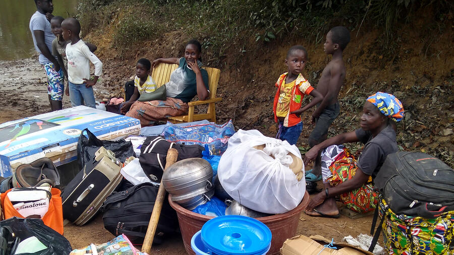 Asylum seekers fleeing political tension wait at the Buutuo border crossing in Liberia. 