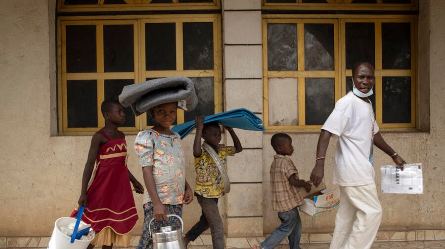 Refugees from the Central Africa Republic have just collected NFIs at a UNHCR distribution center in Yakoma, northern DRC, and are walking back to the homes of the Congolese families hosting them. 