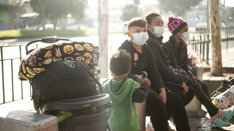 Chile. Venezuelan family without housing faces the arrival of cold winter
